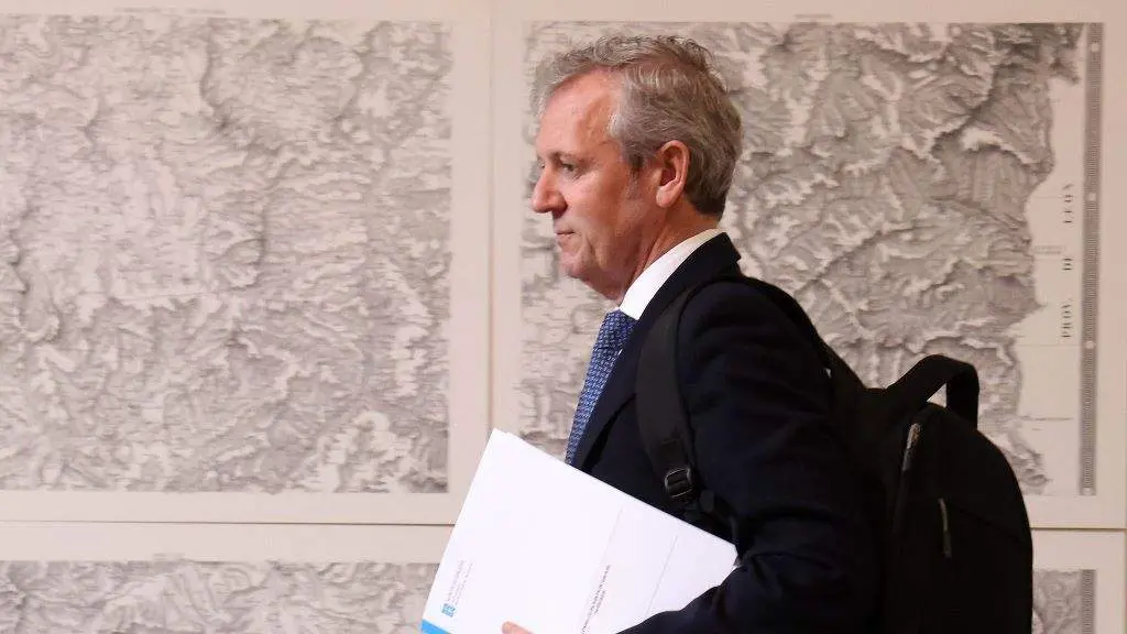 O presidente da Xunta, Alfonso Rueda, esta quinta feira nos corredores de San Caetano ap&oacute;s a reuni&oacute;n semanal do seu Goberno. (Foto: Arxina)