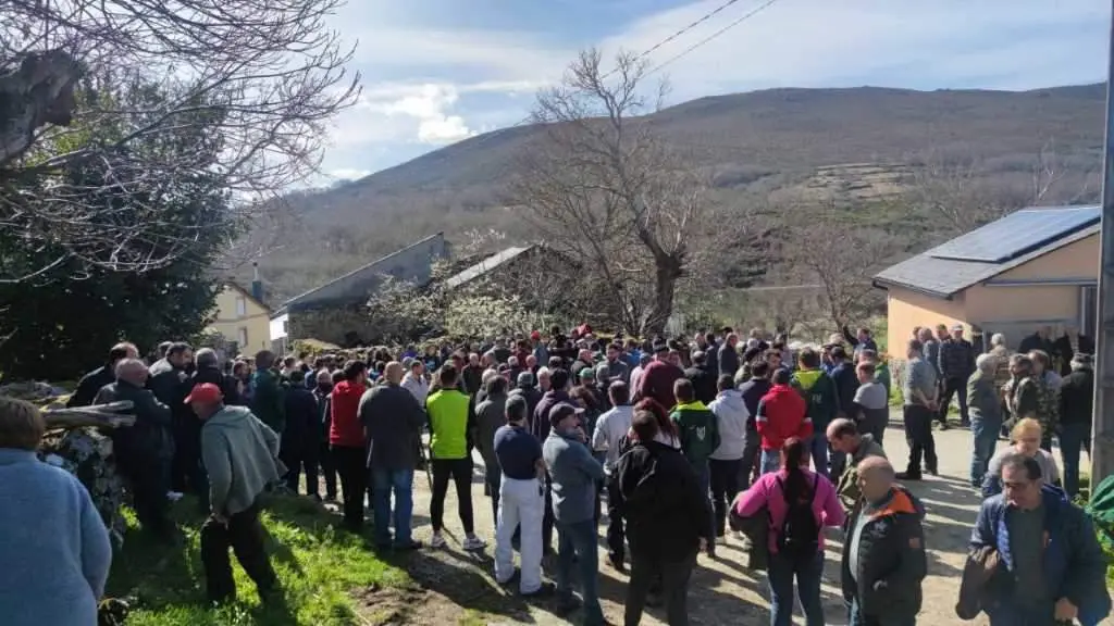 Concentraci&oacute;n de profesionais da gandar&iacute;a, esta sexta feira en Manzaneda (Foto: N&oacute;s Diario).