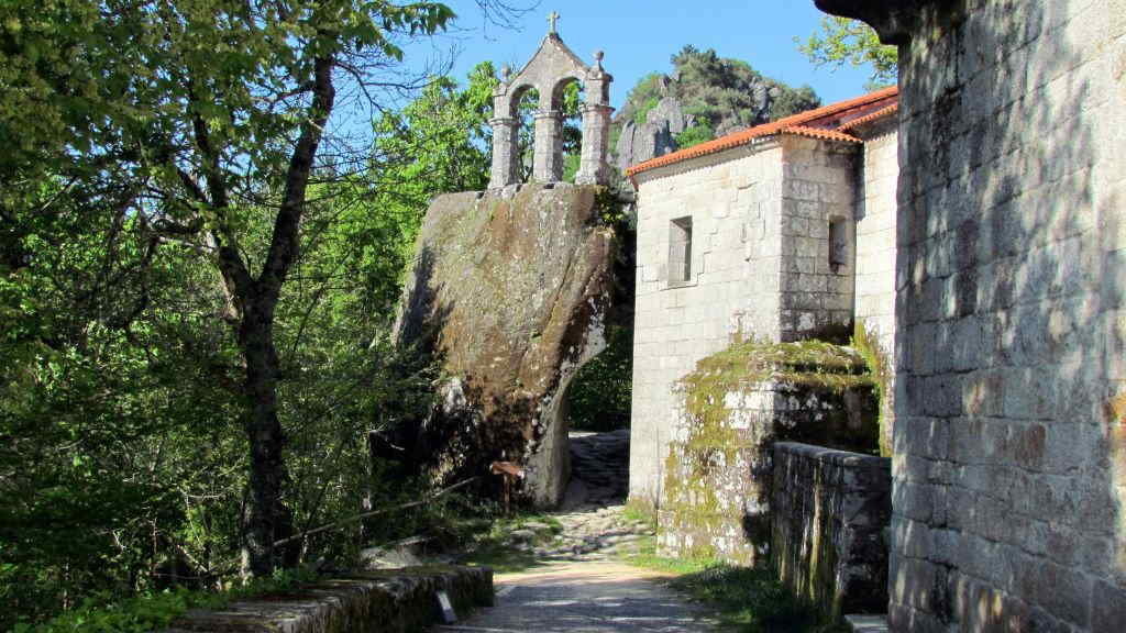 Mosteiro de San Pedro de Rocas, en Esgos, na comarca de Ourense. (Foto: Farrangallo).