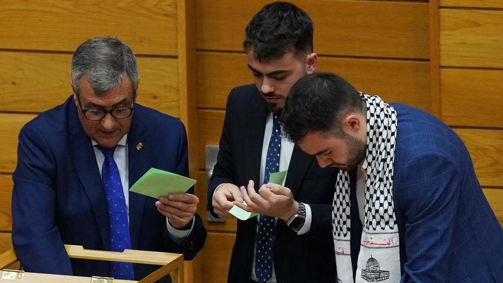 Mato, Santamaría e Suárez, integrantes da Mesa de Idade, contabilizan os votos (Foto: Álvaro Ballesteros / Europa Press).