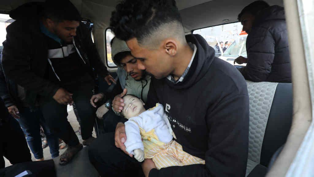 Familiares choran o asasinato dun bebe en Gaza por parte de Israel. (Foto: Ali Hamad / Zuma Press / ContactoPhoto)