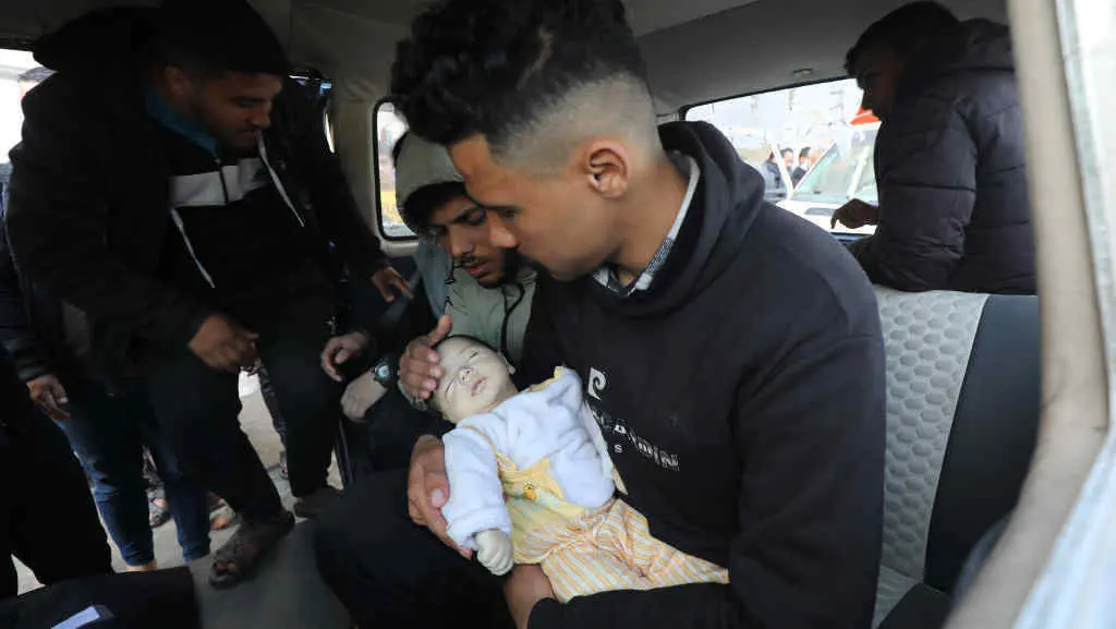 Familiares choran o asasinato dun bebe en Gaza por parte de Israel. (Foto: Ali Hamad / Zuma Press / ContactoPhoto)