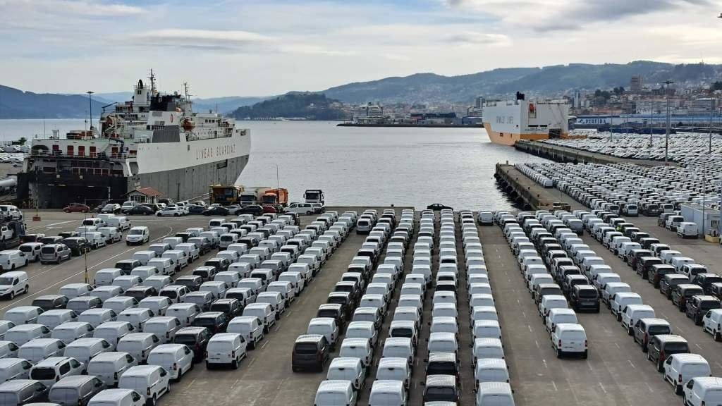 Vehículos na terminal Ro-Ro de Bouzas, no Porto de Vigo. (Foto: Europa Press)