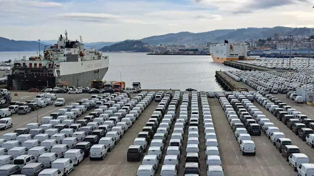 Veh&iacute;culos na terminal Ro-Ro de Bouzas, no Porto de Vigo (Foto: Europa Press).