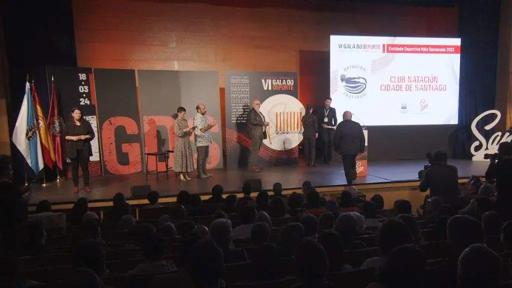 A entidade deportiva m&aacute;is destacada desta edici&oacute;n &eacute; o Club Nataci&oacute;n Cidade de Santiago. Na imaxe, o seu representante recibindo o premio. (Foto: N&oacute;s Diario)