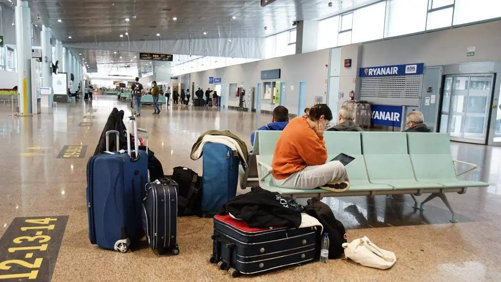 Unha moza agarda no aeroporto de Vigo. (Foto: Javier V&aacute;zquez / Europa Press)