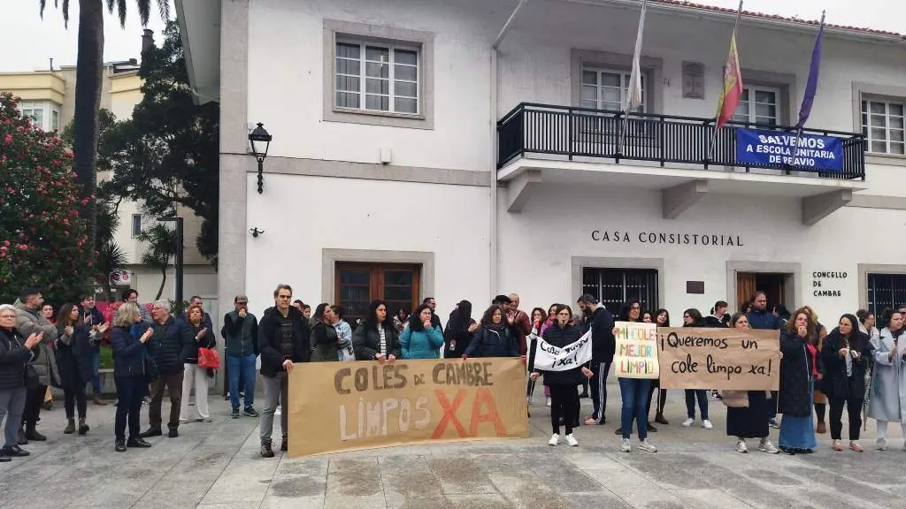 Protesta das Anpas de Cambre, esta terza feira, ante o consistorio. (Foto: Europa Press)