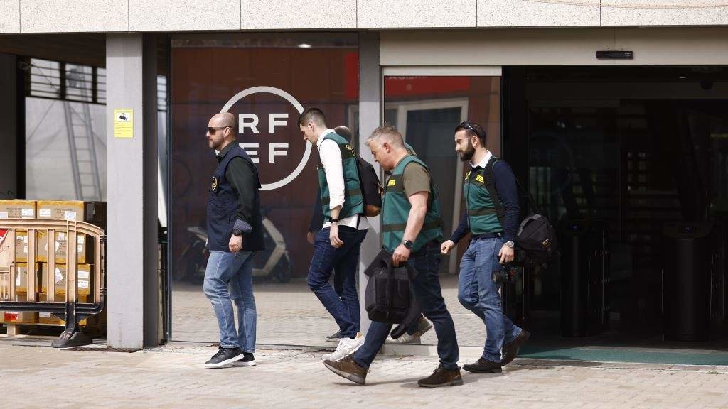 Axentes da Europol e da Garda Civil, diante da sede da RFEF logo de levar a cabo o seu rexistro. (Foto: Europa Press).