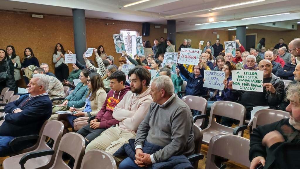 Protesta veciñal contra o proxecto de Altri nun encontro con representantes da compañía en Palas de Rei, esta cuarta feira. (Foto: Europa Press)