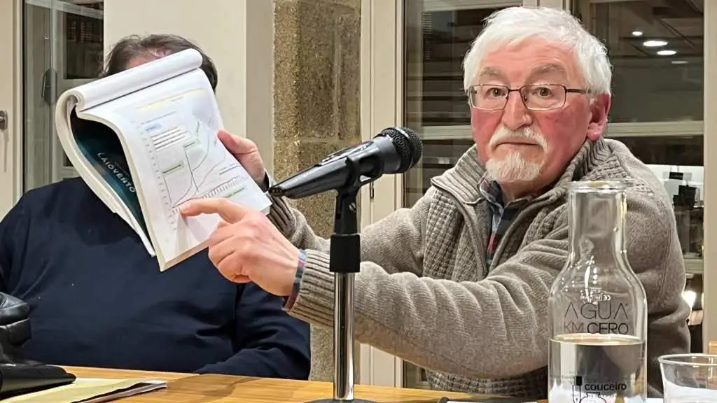 O economista Xos&eacute; D&iacute;az, na librar&iacute;a Couceiro, en Compostela (Foto: Arxina).