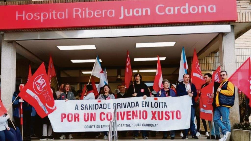 Concentración ante o Hospital Juan Cardona de Ferrol, esta cuarta feira. (Foto: Nós Diario)