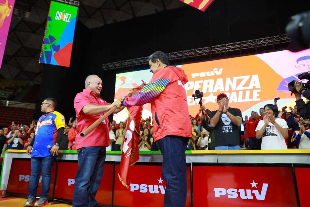 Maduro recebeu o estandarte e foi proclamado candidato do PSUV às eleições venezuelanas de 28 de julho pelas assembleias de base. (Foto: PSUV).