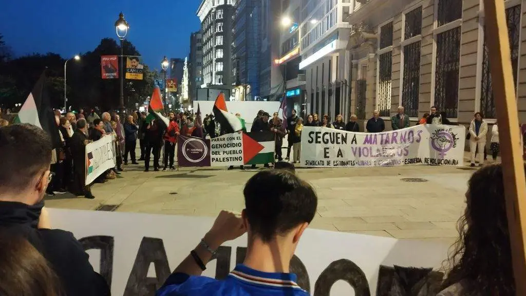 Concentraci&oacute;n decorrida onte na Coru&ntilde;a en repulsa do asasinato dunha muller en Ribeira. (Foto: I. T.)