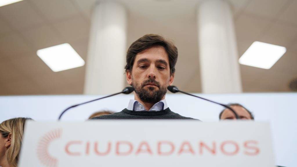 O até o de agora líder de Ciudadanos, Adrián Vázquez, nunha rolda de prensa. (Foto: Alejandro Martínez Vélez / Europa Press)