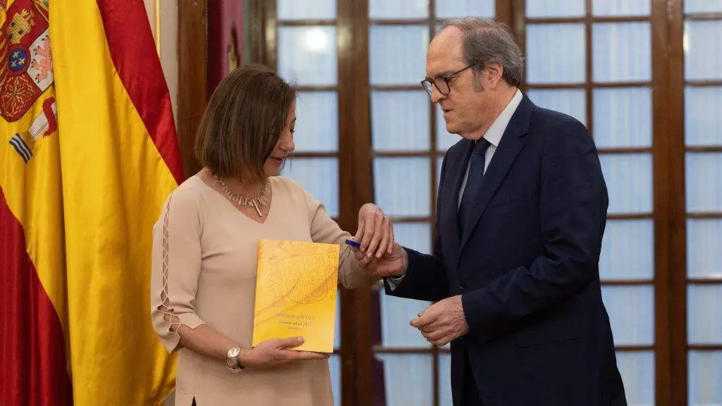 O Defensor do Pobo, &Aacute;ngel Gabilondo, entregou esta sexta feira o seu informe anual &aacute; presidenta do Congreso, Francina Armengol. (Foto: Eduardo Parra / Europa Press)