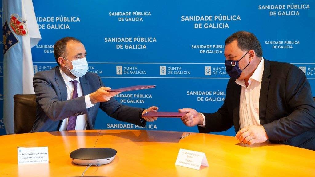 Rubén Quintá, á dereita, nun encontro co conselleiro de Sanidade, Julio García Comesaña, en 2021. (Foto: Xunta da Galiza)