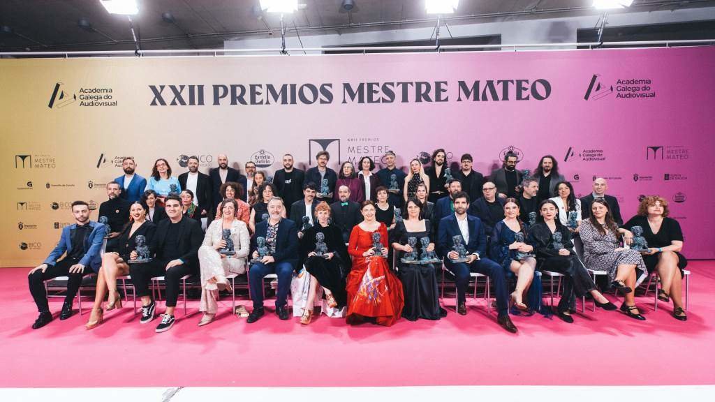 Foto de familia das gañadoras e gañadores dos Premios Mestre Mateo 2024. (Foto: Aigi Boga / AGA)