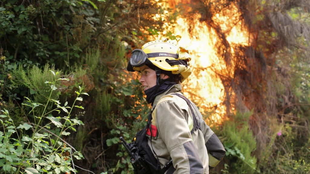 Unha axente das Brigadas de Reforzo en Incendios Forestais durante a extinción dun incendio en xullo de 2022, en Samos, comarca de Sarria (Foto: Carlos Castro / Europa Press).