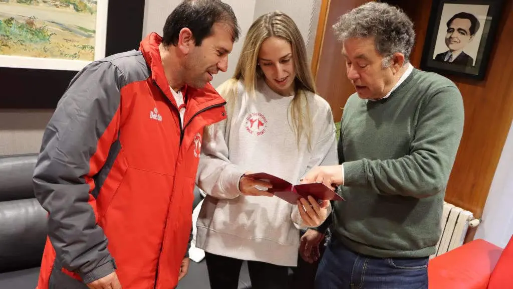 Lores, coa taekwondoin Sara Cortegoso e m&aacute;is Miguel Cortegoso. (Foto: Concello de Pontevedra).