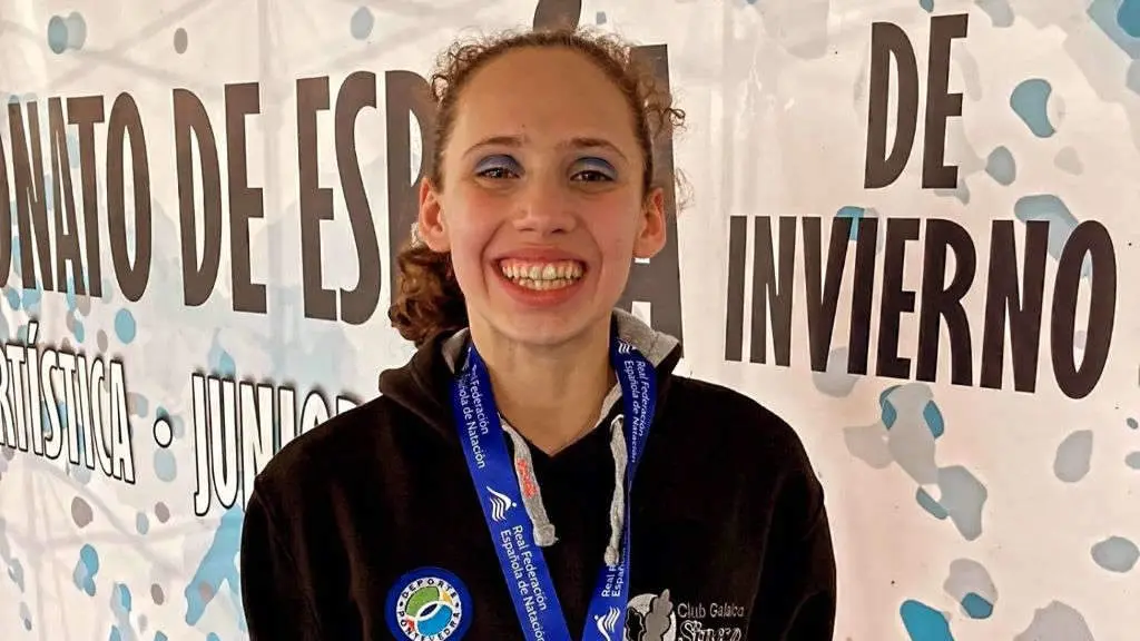 A pontevedresa, posando sorrinte coa s&uacute;a hist&oacute;rica medalla. (Foto: Club Galaico Sincro).