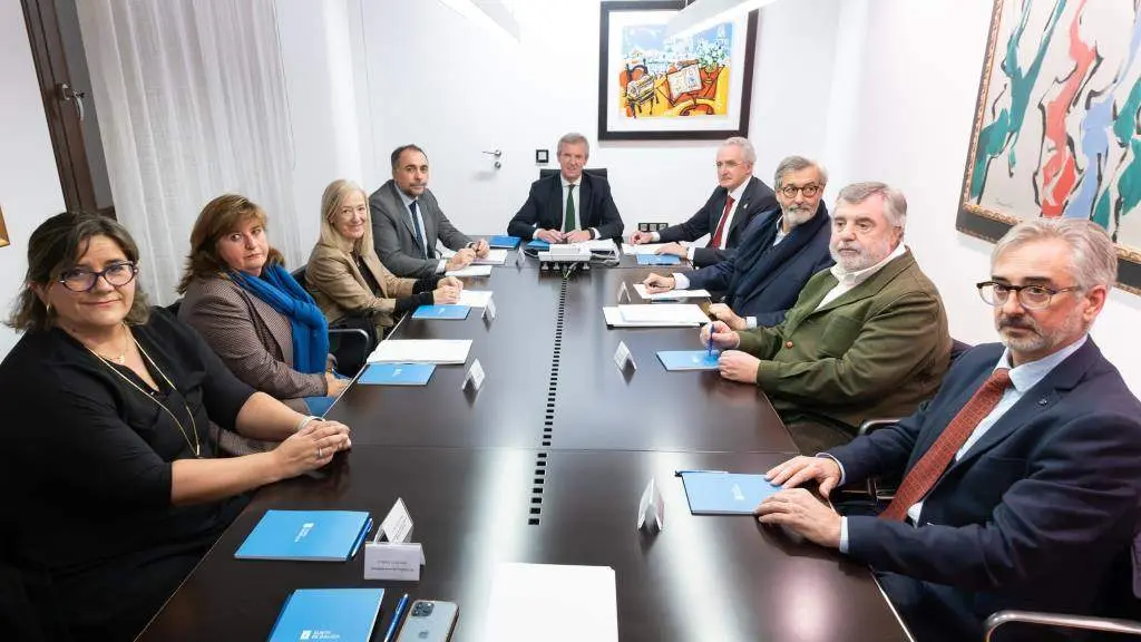O presidente da Xunta, Alfonso Rueda, e o conselleiro de Sanidade, Julio Garc&iacute;a Comesa&ntilde;a, nunha reuni&oacute;n co Consello Galego de Colexios M&eacute;dicos. (Foto: Xunta da Galiza v&iacute;a Europa Press)
