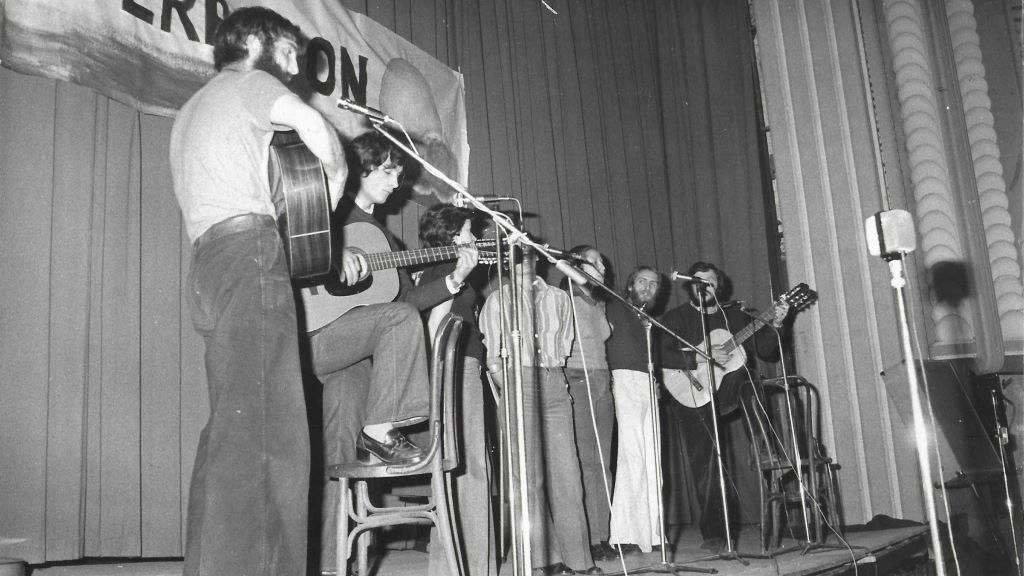 Fuxan os Ventos durante unha actuación no Gran Teatro de Lugo a mediados dos anos 70. (Foto: Fuxan os Ventos).