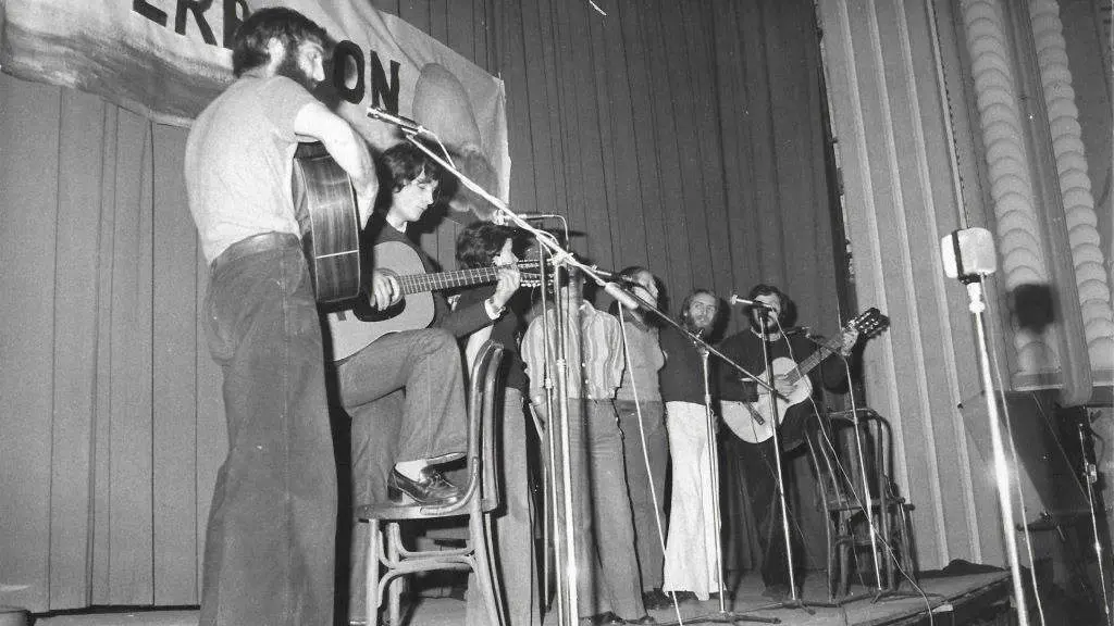 Fuxan os Ventos durante unha actuaci&oacute;n no Gran Teatro de Lugo a mediados dos anos 70. (Foto: Fuxan os Ventos).
