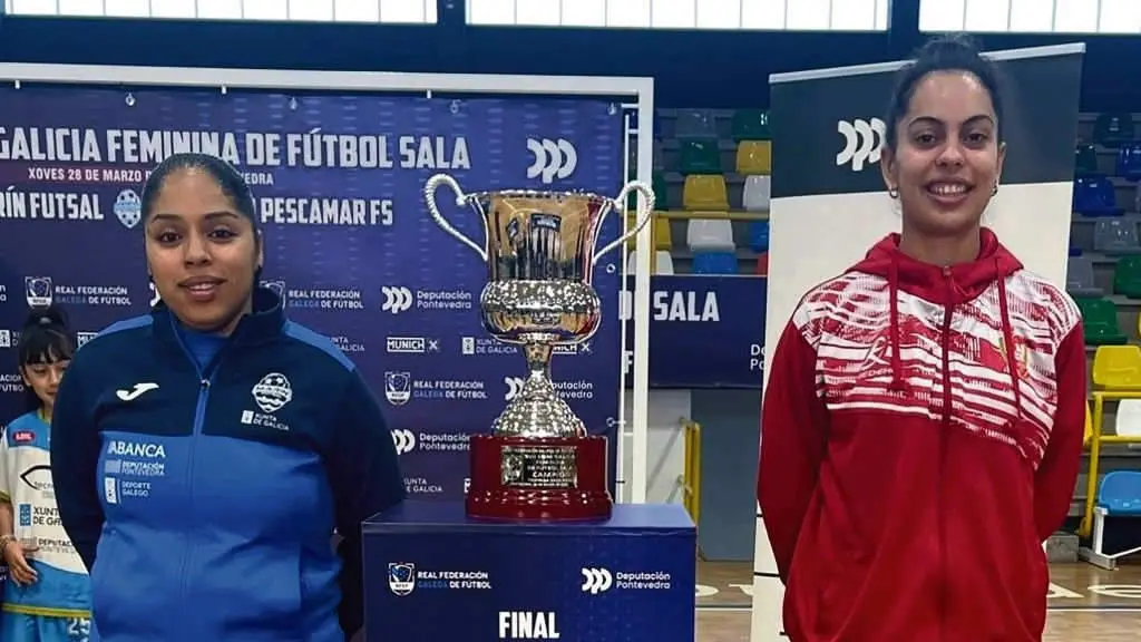 As capit&aacute;s de ambas as escuadras contendentes, J&eacute;ssica Motato, 'Caf&eacute;' (Mar&iacute;n), e Irene Garc&iacute;a (Poio), posando co trofeo.
