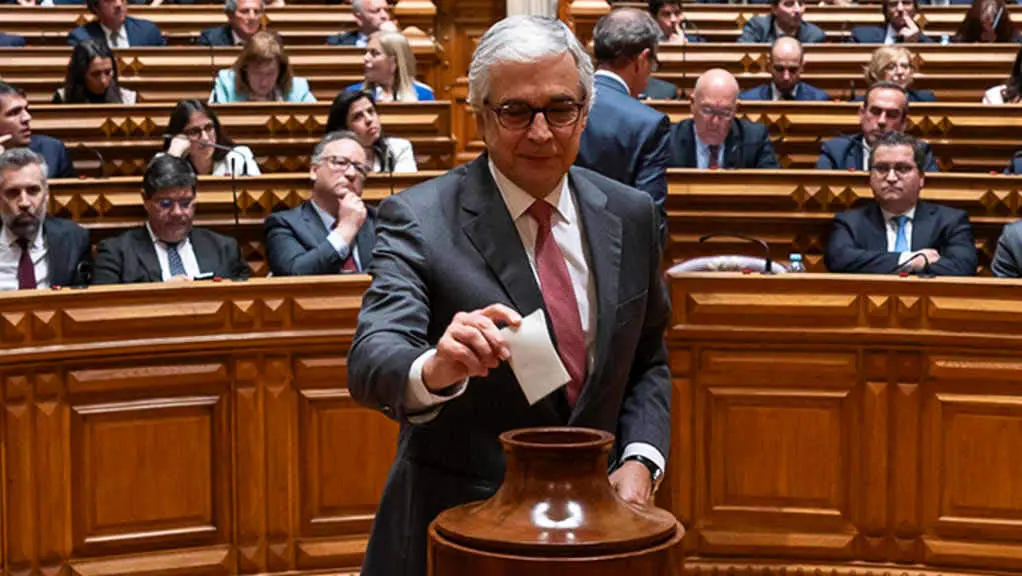 O novo presidente do Parlamento luso, Jos&eacute; Pedro Aguiar-Branco, votando a cuarta feira no Pleno. (Foto: Assembleia da Rep&uacute;blica)