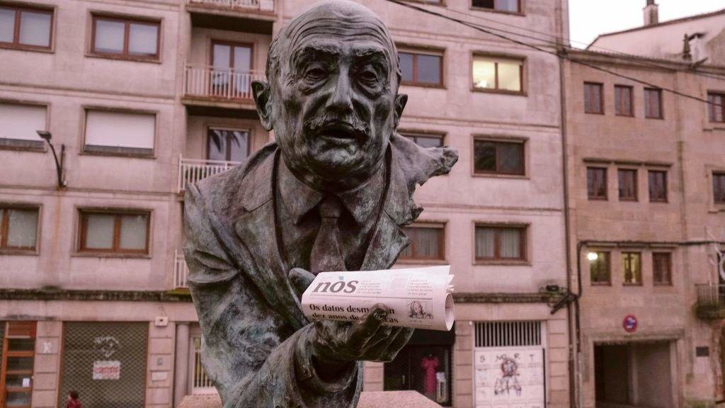 Un exemplar de 'Nós Diario' na escultura de Ricardo Carvalho Calero en Santiago. (Foto: Arxina)