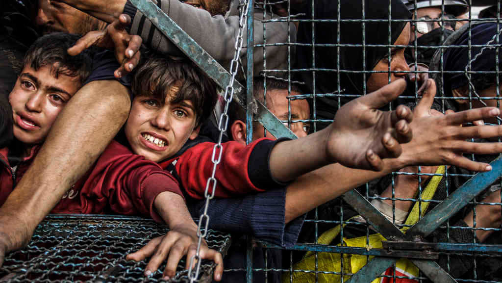 Gazatís pedindo comida. (Foto: Mahmoud Issa / DPA vía Europa Press)