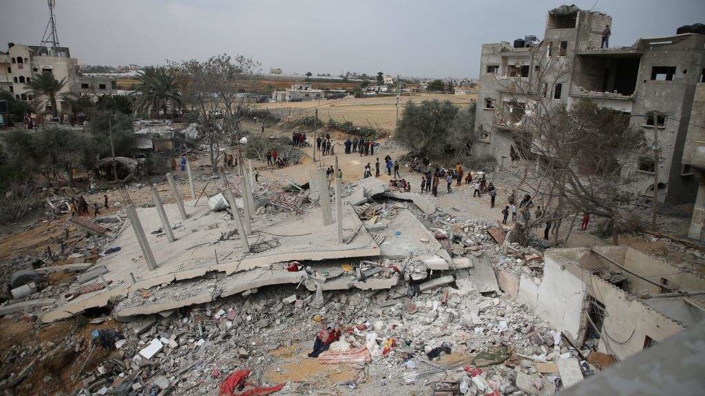 EuropaPress_5855195_29_march_2024_palestinian_territories_rafah_palestinians_inspect_rubble_of
