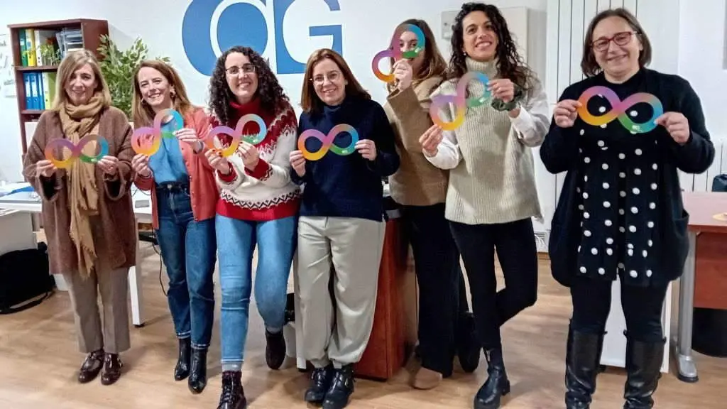 Patricia Blanco Rivero, xerente e directora da Federaci&oacute;n Autismo Galiza, segunda pola esquerda, xunto a persoal da entidade. (Foto: N&oacute;s Diario).