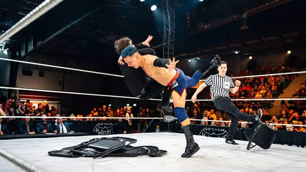 O sarriao, aplicando un 'Rock Bottom' a un contrincante durante un combate. (Foto: N&oacute;s Diario).