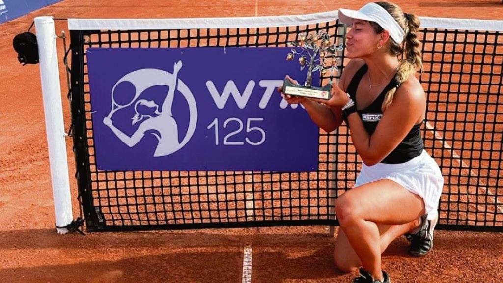 A galega bica o trofeo WTA 125 que gañou sobre a terra batida turca. (Foto: Megasaray Hotels Open).