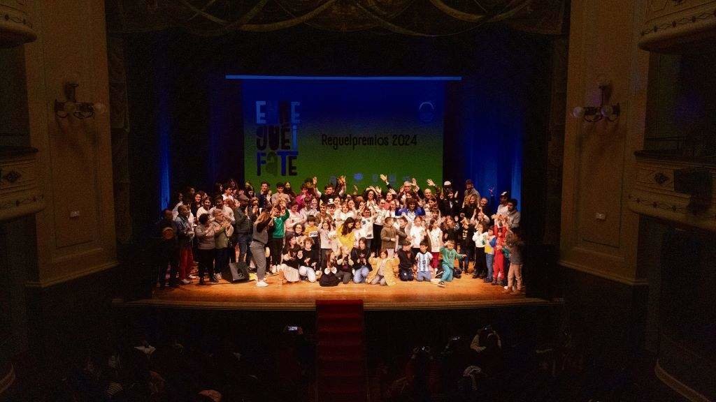 Foto de familia na gala de Enreguéifate 2024.