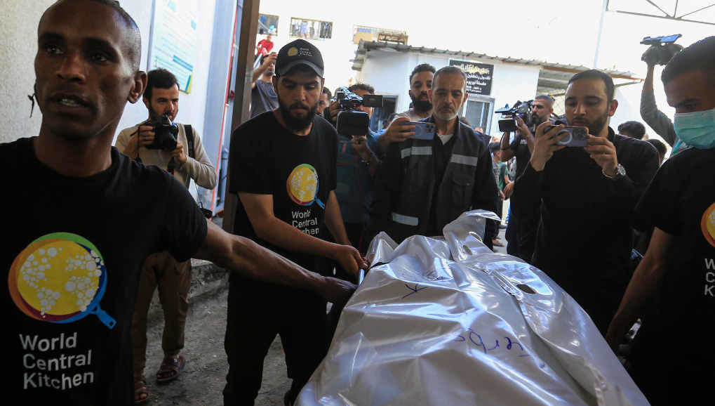 Corpo dun dos traballadores humanitarios asasinados sendo trasladado a cuarta feira. (Foto: Mohammed Talatene / DPA vía Europa Press)