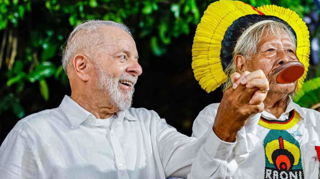 Lula co líder indíxena Raoni, defensor dos povos orixinarios, o 27 de marzo. (Foto: Ricardo Stuckert / PR)