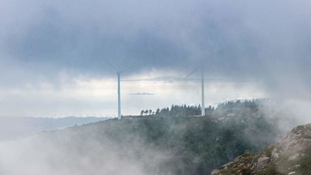 Vista de dous aeroxeradores entre a néboa coa ría de Arousa desde o monte Muralla. (Foto: Andrés García).