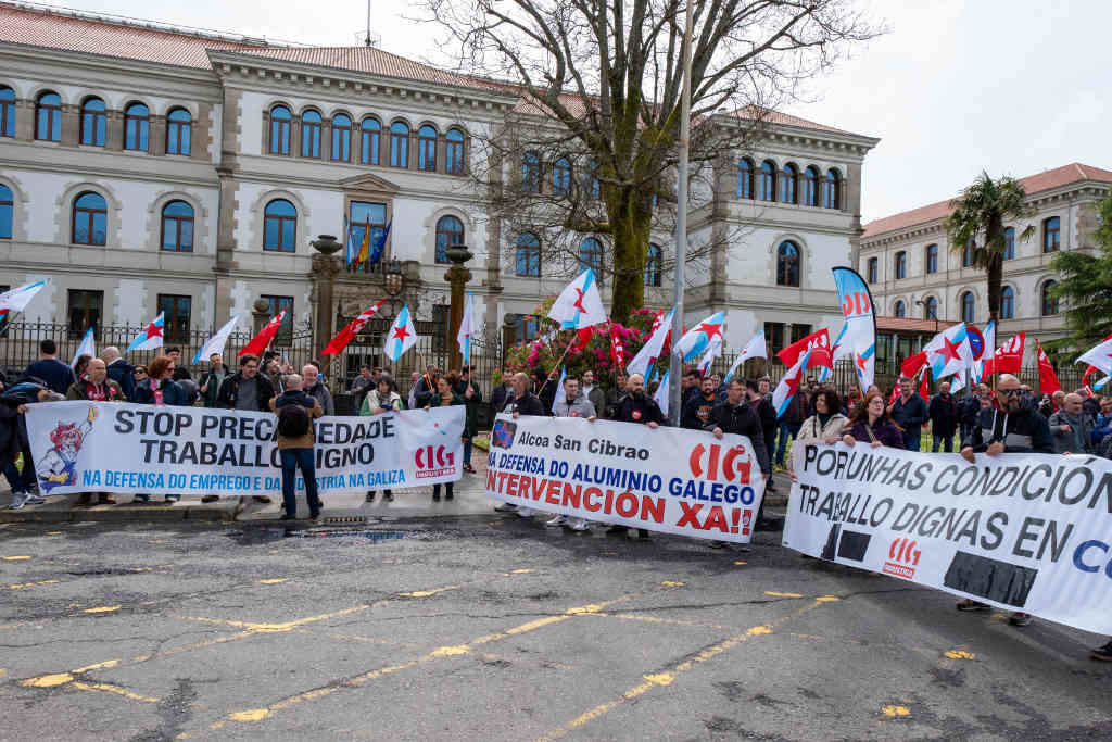 A manifestación de delegadas e delegados de industria da CIG diante dos Edificios Administrativos de San Caetano  esta quinta feira en Compostela (Foto: Arxina).