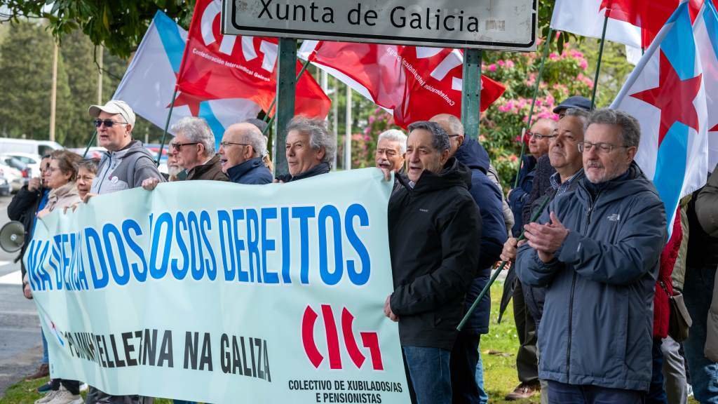Xubiladas e pensionistas da CIG, esta quinta feira, en Compostela. (Foto: Arxina)