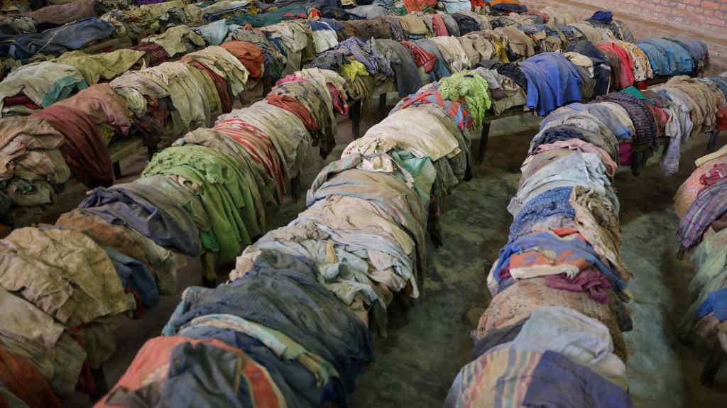 Exposición en Ruanda de roupa de vítimas do xenocidio. (Foto: Chris Jackson / PA Wire / DPA)