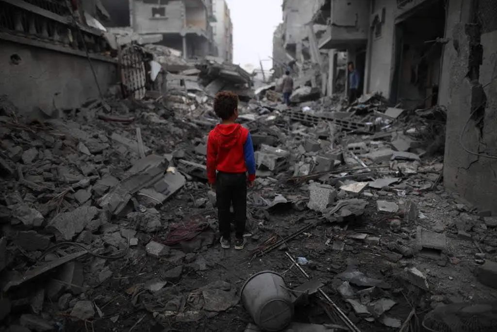 Unha crianza palestina observa os cascallos no campo de refuxiados de Maghazi, no centro de Gaza (Foto: Dawood / Xinhua News v&iacute;a Europa Press).