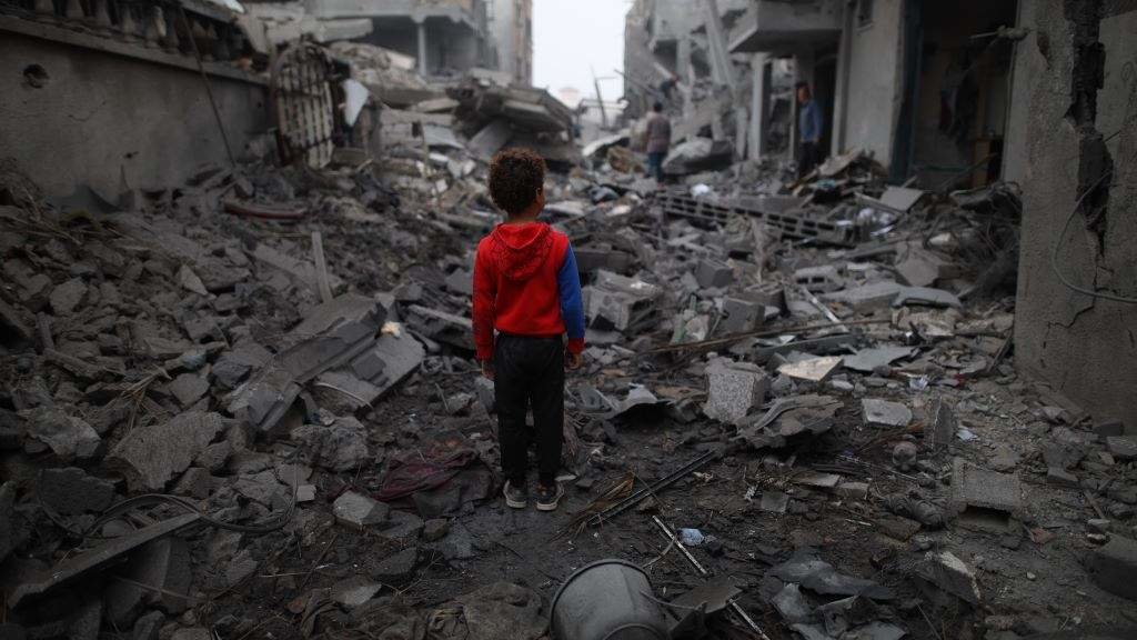 EuropaPress_5865988_beijing_april_2024____boy_stands_in_front_of_the_rubble_after_an_israeli