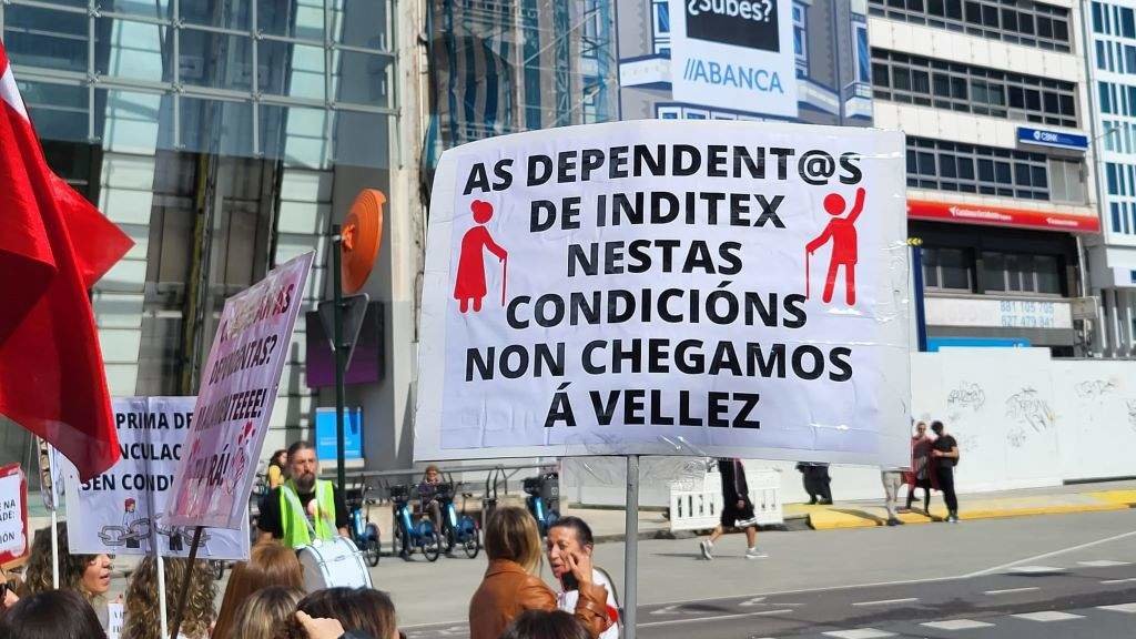 Dependentas de Inditex maniféstanse na Coruña.