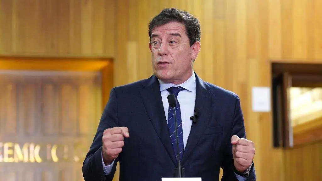 O portavoz do PSdeG, Jos&eacute; Ram&oacute;n G&oacute;mez Besteiro, en declaraci&oacute;ns aos medios no Parlamento galego (Foto: Europa Press).