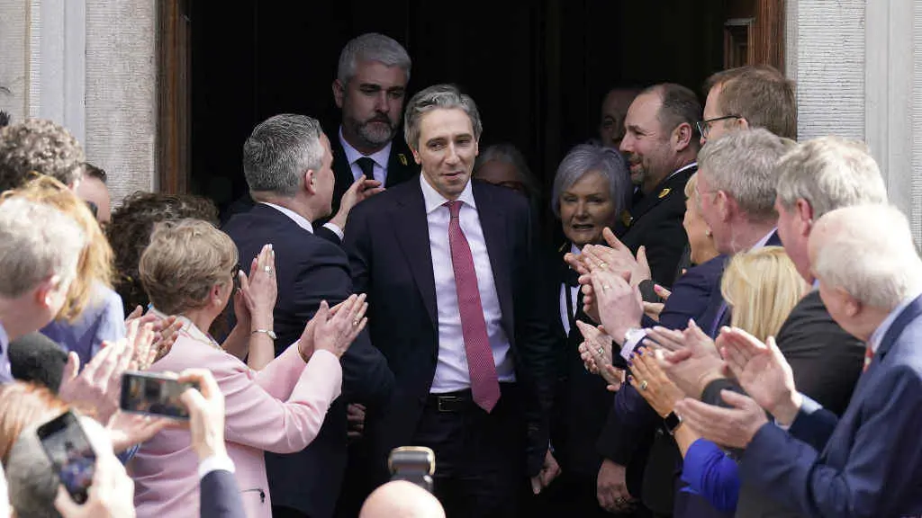 Simon Harris (centro) tras a s&uacute;a designaci&oacute;n no lexislativo. (Foto: Niall Carson / PA Wire / DPA v&iacute;a Europa Press)