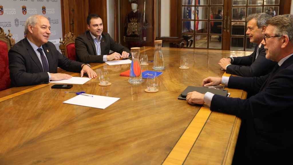 O presidente da Deputación de Lugo, José Tomé, e o deputado de Promoción Económica, Pablo Rivera, reúnense con José Soares de Pina e Carlos Vanzeller, de Altri (Foto: Deputación de Lugo).