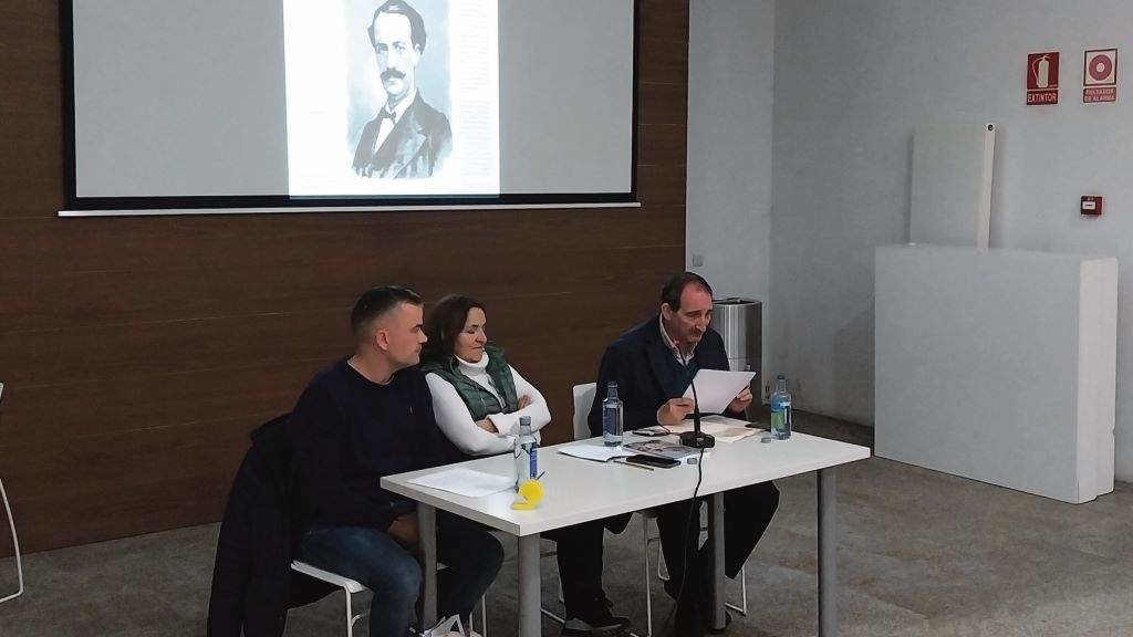 Xosé Fandiño, Esperanza Piñeiro e Juan Renales, esta terza feira en Ferrol. (Foto: Nós Diario)