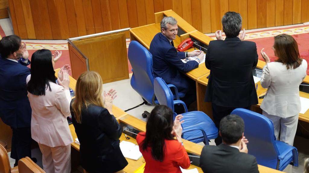 Os deputados e deputadas populares aplaudindo o presidente en funcións, Alfonso Rueda, na primeira xornada da investidura, esta terza feira, no Parlamento. (Foto: Álvaro Ballesteros / Europa Press)